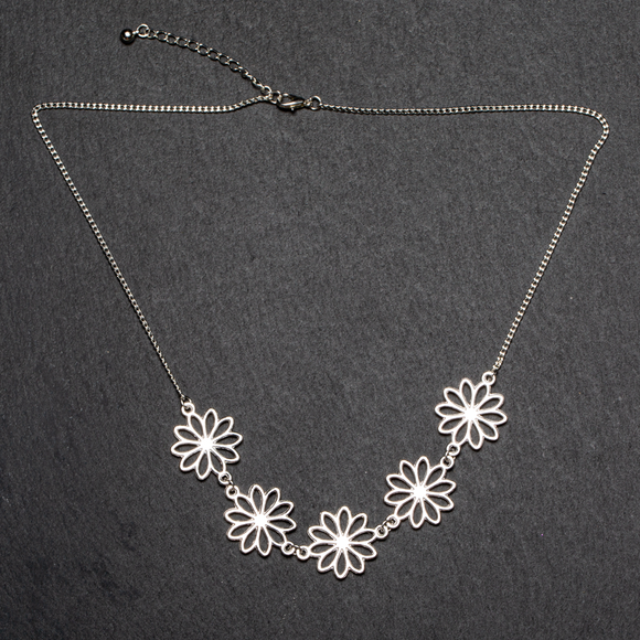 Five Flower Necklace In Silver Plate